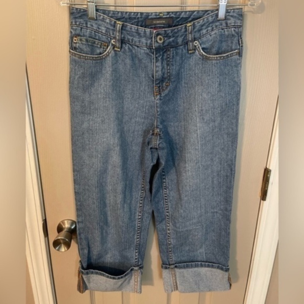 Liz Claiborne Y2K light was cuffed Capri jeans.